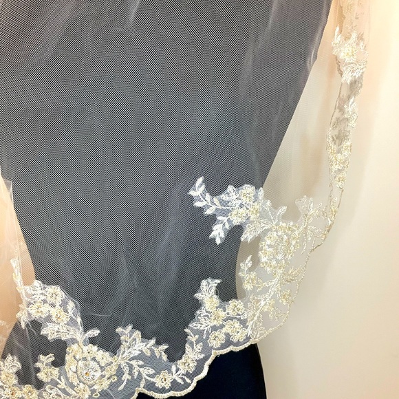 Scalloped Edge Lace Bridal Veil - Picture 6 of 16